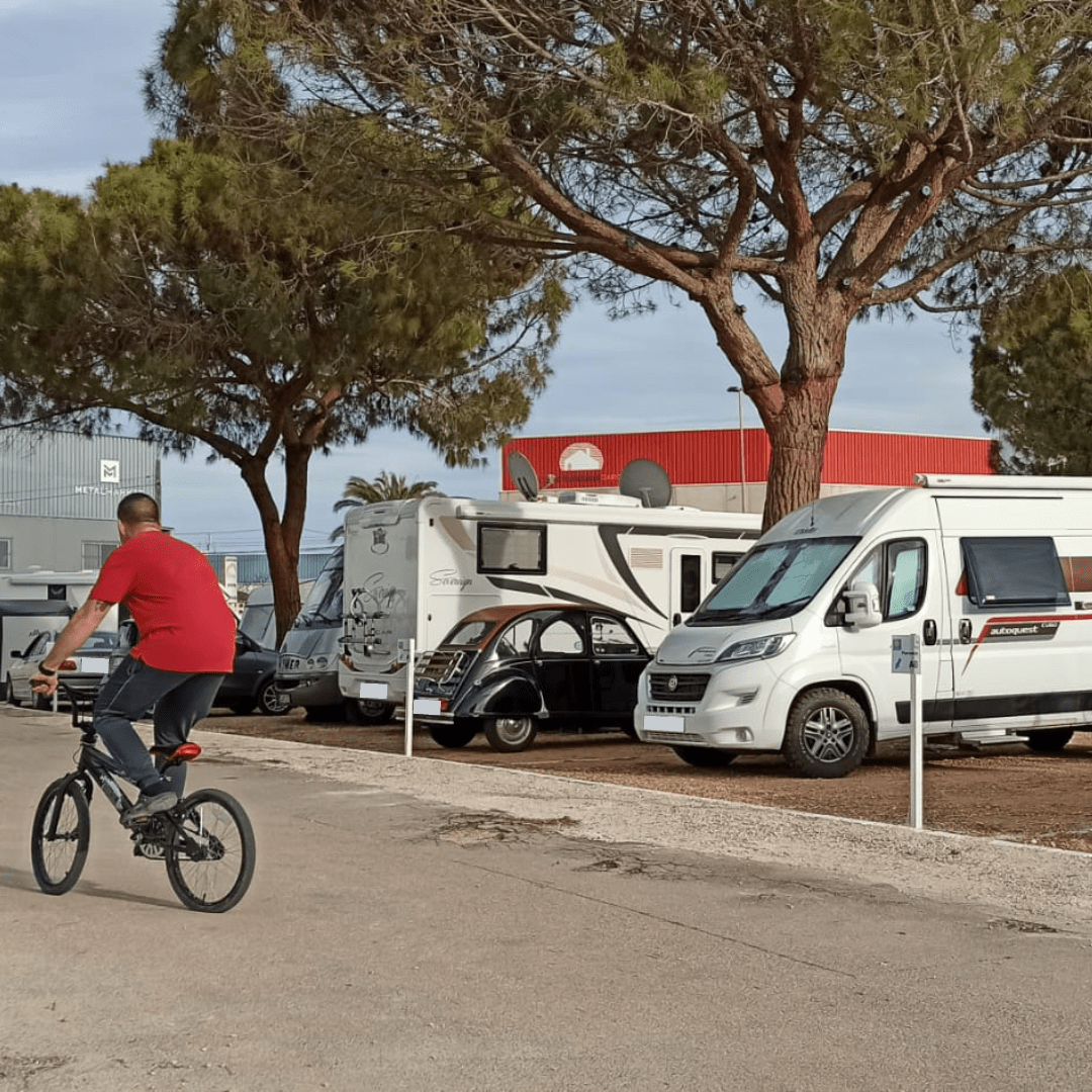 Bienvenida al área de autocaravanas en Camping San Javier, Costa Cálida, con parcelas amplias, servicios completos y ambiente familiar