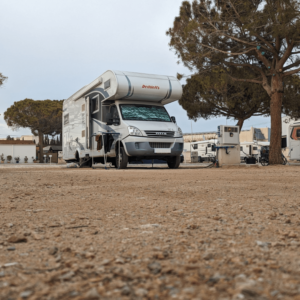 Parcelas amplias y equipadas para autocaravanas en Camping San Javier, Costa Cálida, con conexión eléctrica, agua potable, desagüe y WiFi