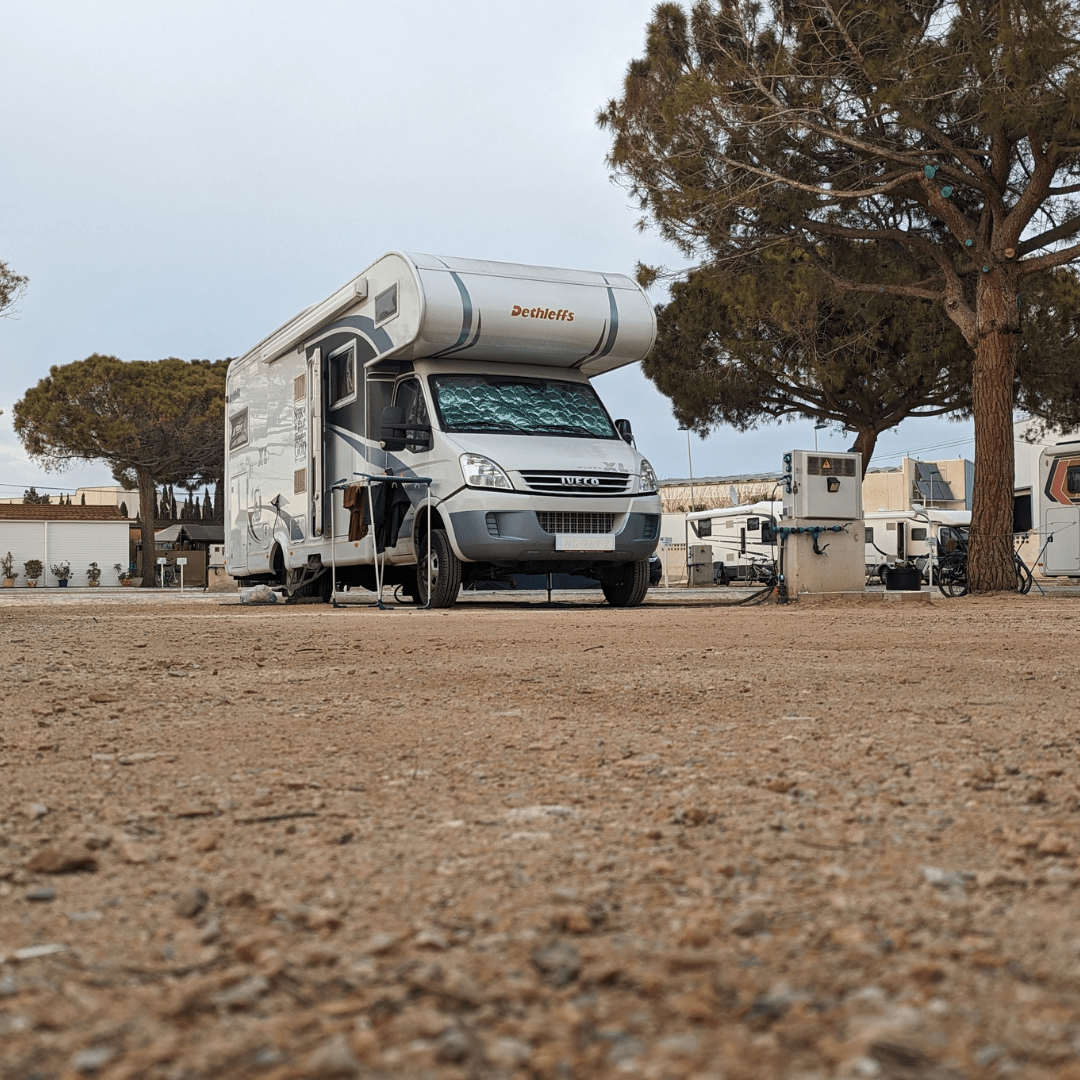 Parcelas amplias y equipadas para autocaravanas en Camping San Javier, Costa Cálida, con conexión eléctrica, agua potable, desagüe y WiFi